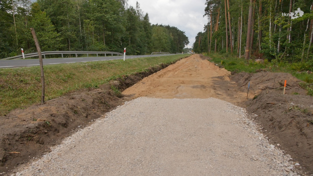 Ruda Maleniecka: Chodnik prawie gotowy, sygnalizacja w przygotowaniu  [wideo, zdjęcia]