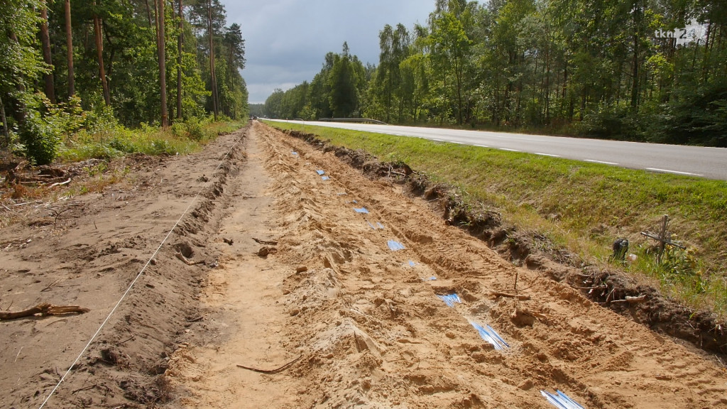 Ruda Maleniecka: Chodnik prawie gotowy, sygnalizacja w przygotowaniu  [wideo, zdjęcia]