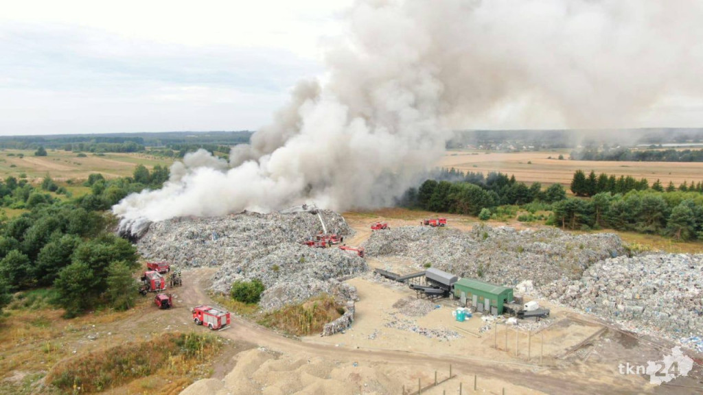WIDEO: Gigantyczny pożar składowiska odpadów koło Fałkowa! AKTUALIZACJA
