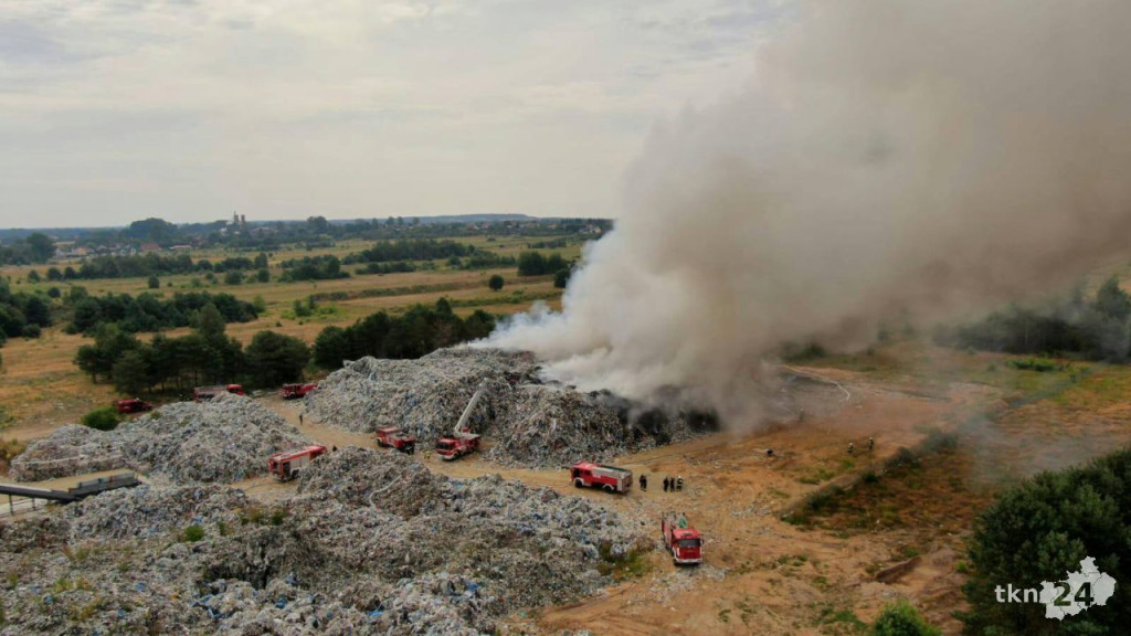 WIDEO: Gigantyczny pożar składowiska odpadów koło Fałkowa! AKTUALIZACJA