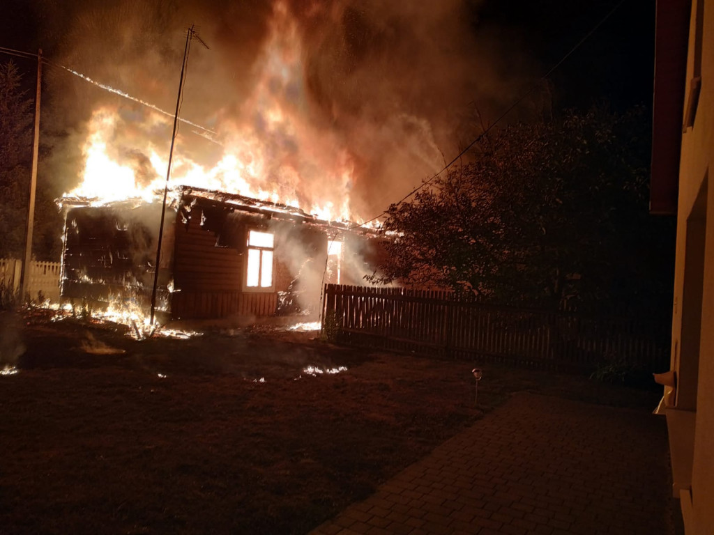 Pożar domów w Gatnikach. Dwie osoby ewakuowane [zdjęcia]