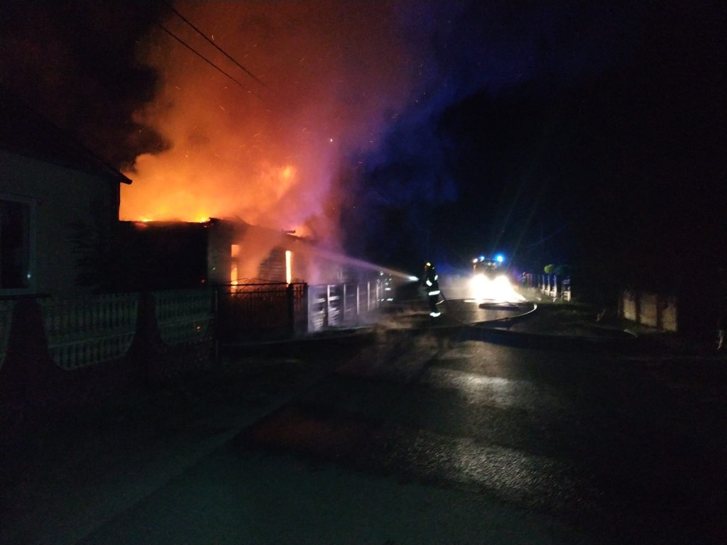 Pożar domów w Gatnikach. Dwie osoby ewakuowane [zdjęcia]