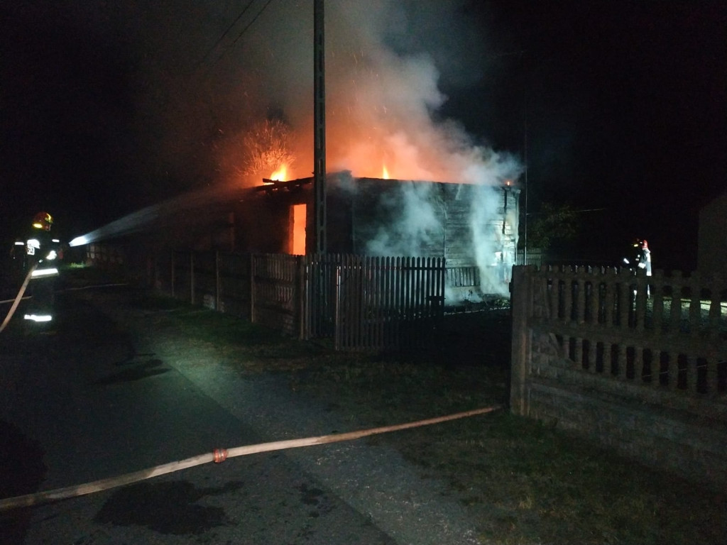 Pożar domów w Gatnikach. Dwie osoby ewakuowane [zdjęcia]