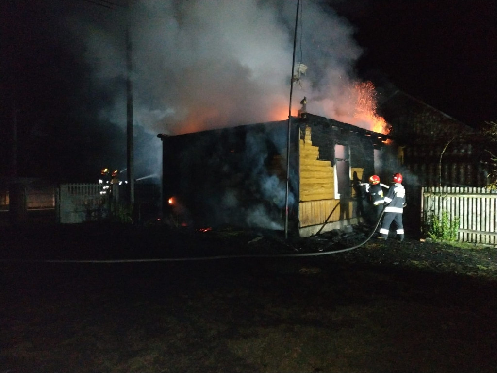 Pożar domów w Gatnikach. Dwie osoby ewakuowane [zdjęcia]