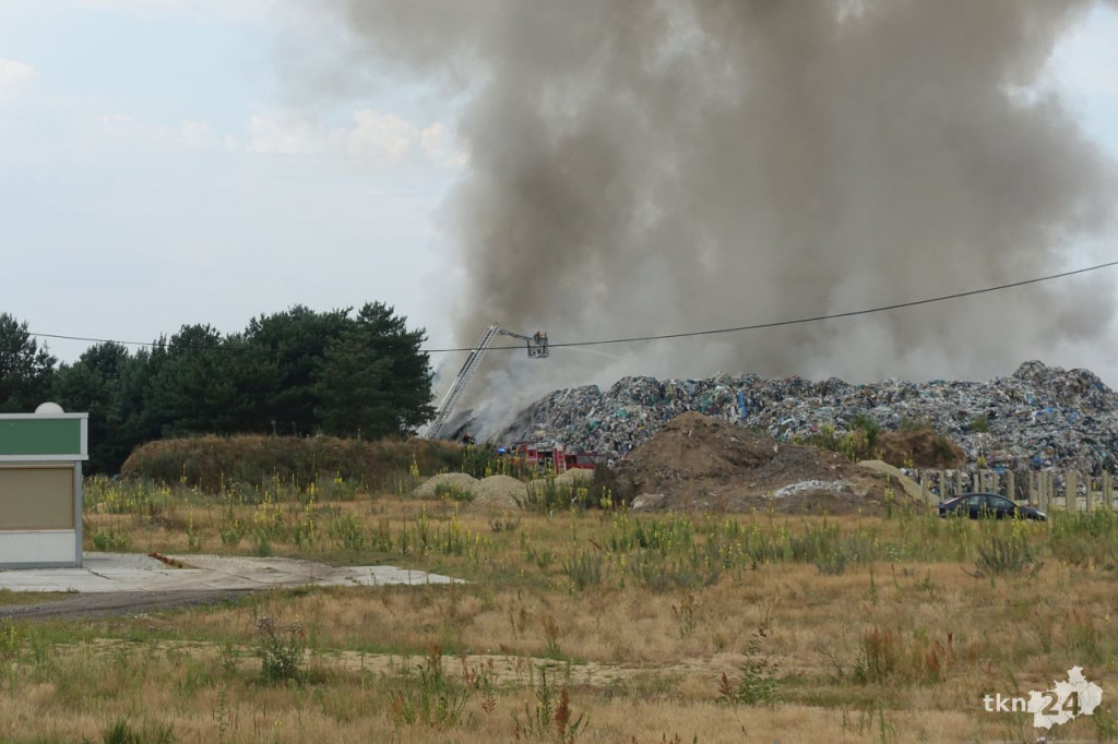 WIDEO: Gigantyczny pożar składowiska odpadów koło Fałkowa! AKTUALIZACJA