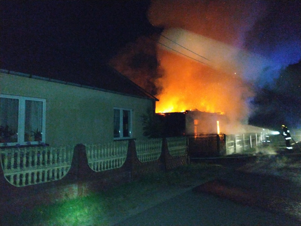 Pożar domów w Gatnikach. Dwie osoby ewakuowane [zdjęcia]