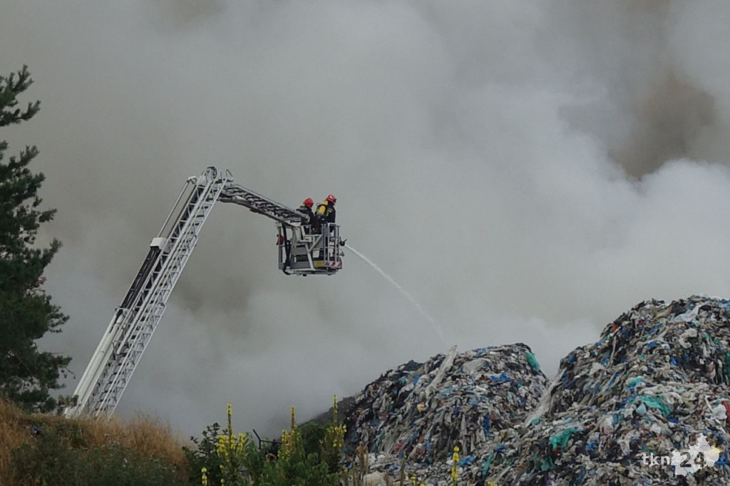 WIDEO: Gigantyczny pożar składowiska odpadów koło Fałkowa! AKTUALIZACJA