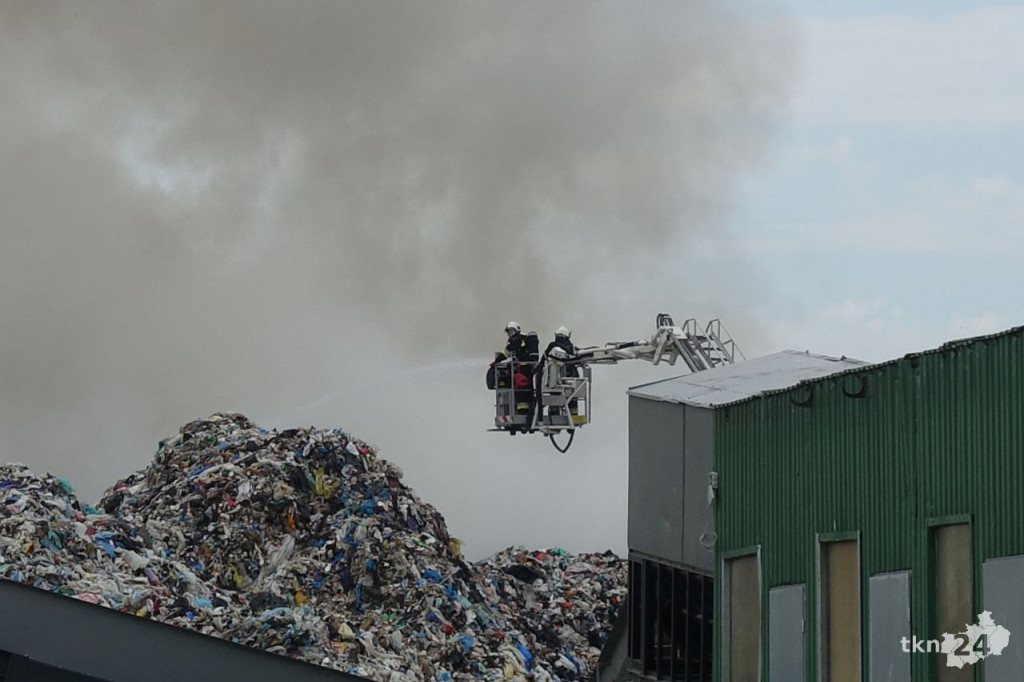WIDEO: Gigantyczny pożar składowiska odpadów koło Fałkowa! AKTUALIZACJA