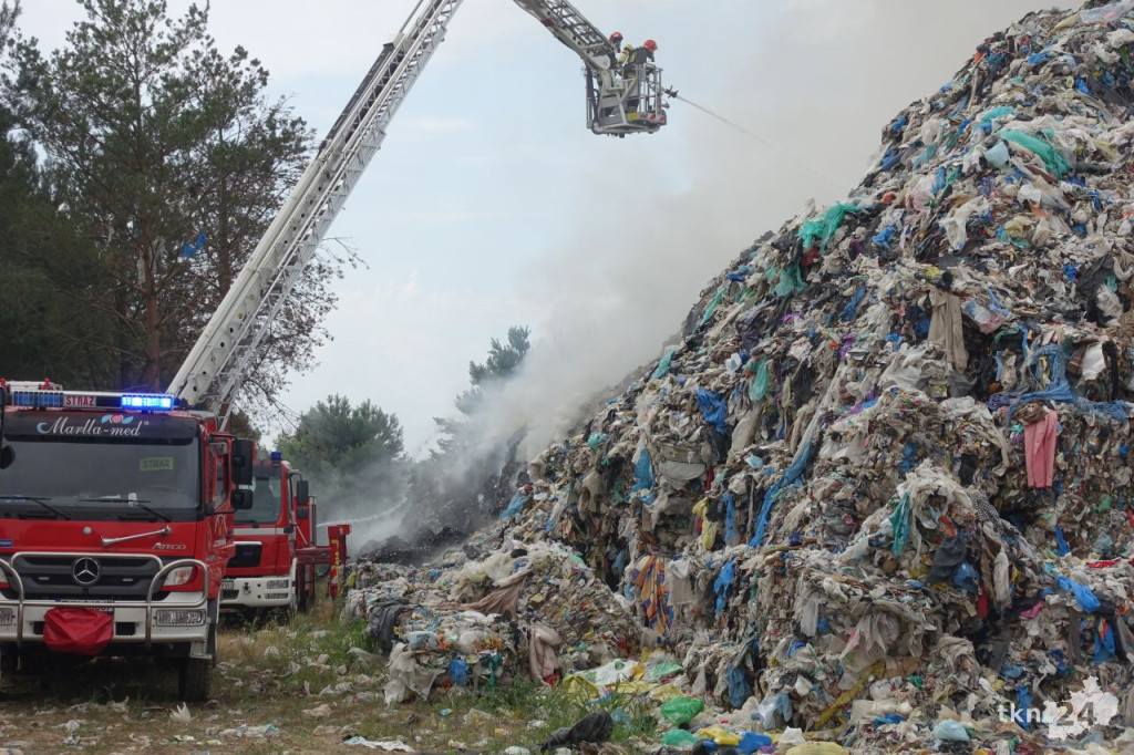 WIDEO: Gigantyczny pożar składowiska odpadów koło Fałkowa! AKTUALIZACJA