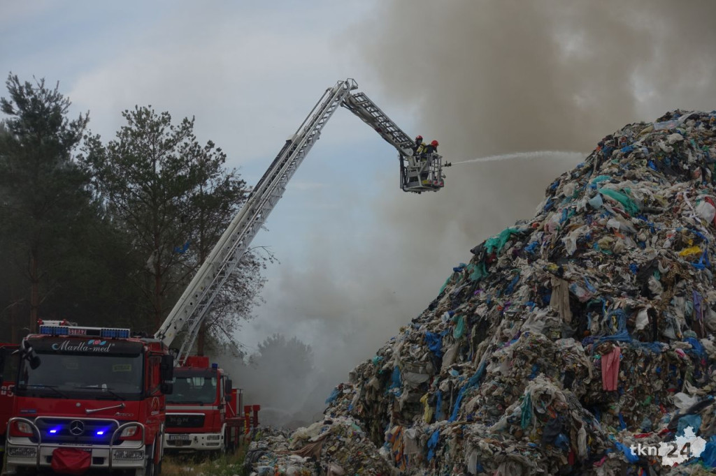WIDEO: Gigantyczny pożar składowiska odpadów koło Fałkowa! AKTUALIZACJA