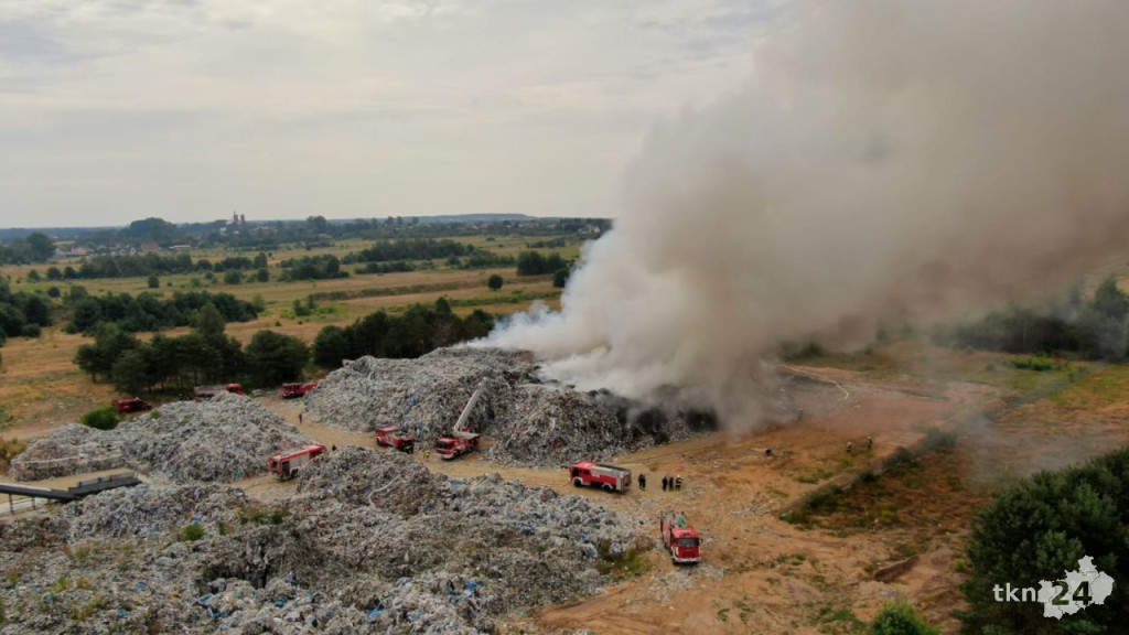 WIDEO: Gigantyczny pożar składowiska odpadów koło Fałkowa! AKTUALIZACJA