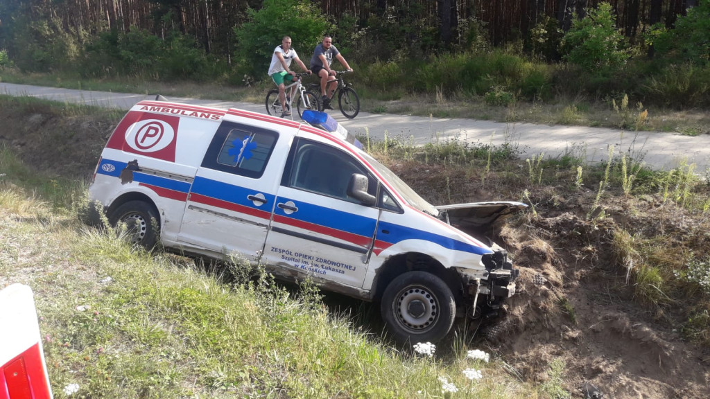 Wypadek z udziałem karetki między Wincentowem a Brodami[zdjęcia]