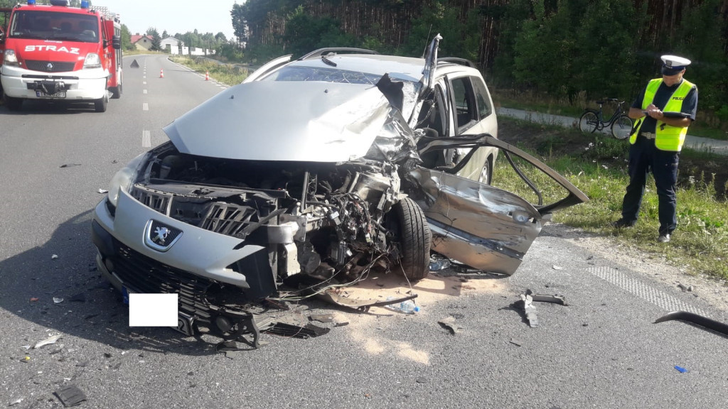 Wypadek z udziałem karetki między Wincentowem a Brodami[zdjęcia]