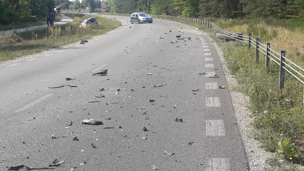 Wypadek z udziałem karetki między Wincentowem a Brodami[zdjęcia]