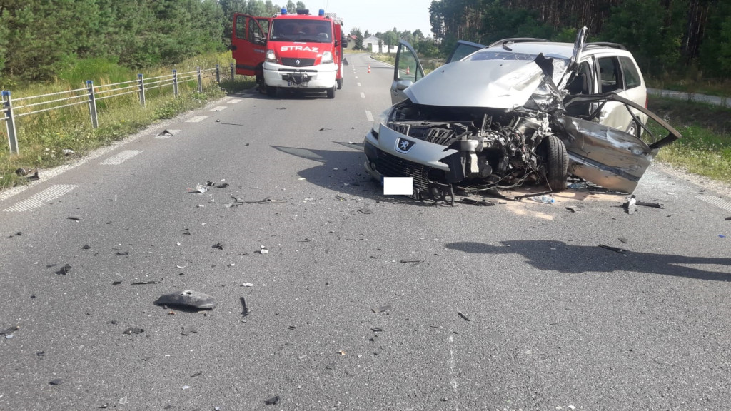 Wypadek z udziałem karetki między Wincentowem a Brodami[zdjęcia]