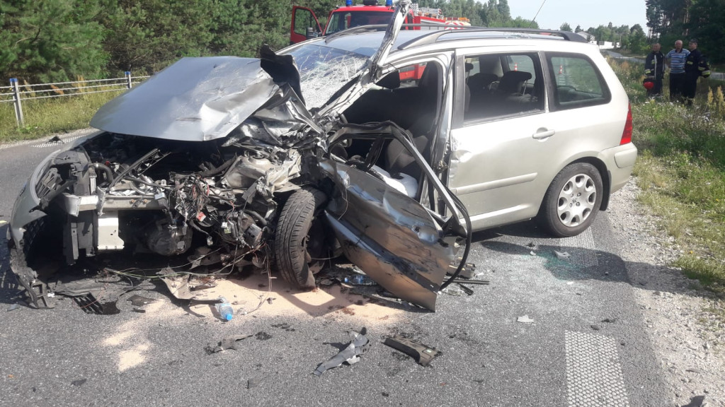 Wypadek z udziałem karetki między Wincentowem a Brodami[zdjęcia]