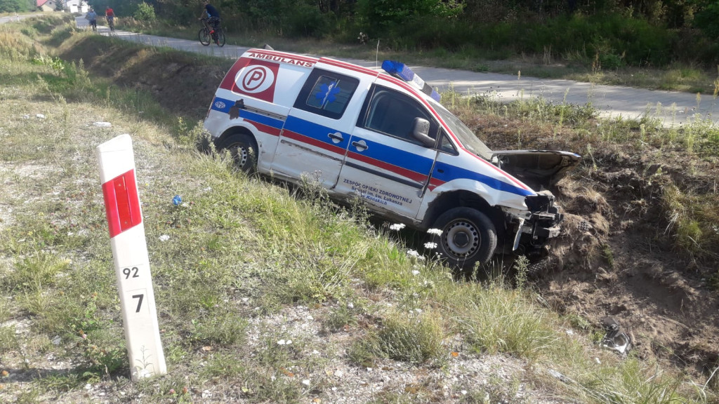 Wypadek z udziałem karetki między Wincentowem a Brodami[zdjęcia]