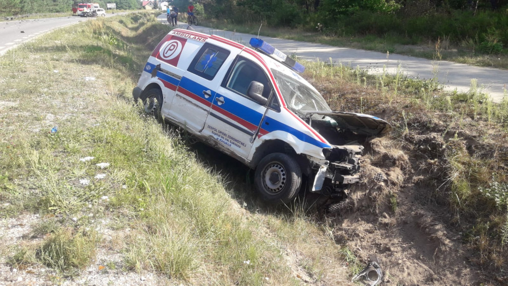 Wypadek z udziałem karetki między Wincentowem a Brodami[zdjęcia]