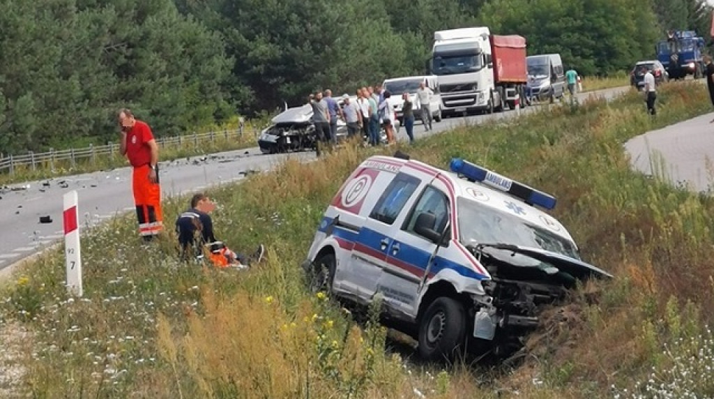 Wypadek z udziałem karetki między Wincentowem a Brodami[zdjęcia]