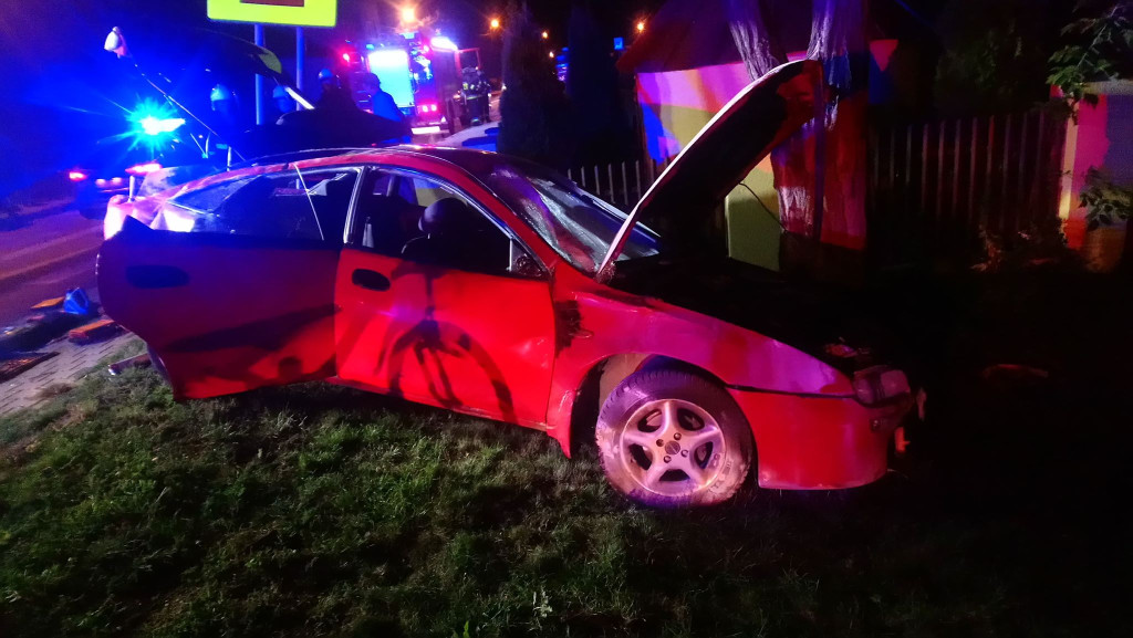 Wypadek z udziałem pijanego kierowcy! Dwie osoby poszkodowane [zdjęcia]
