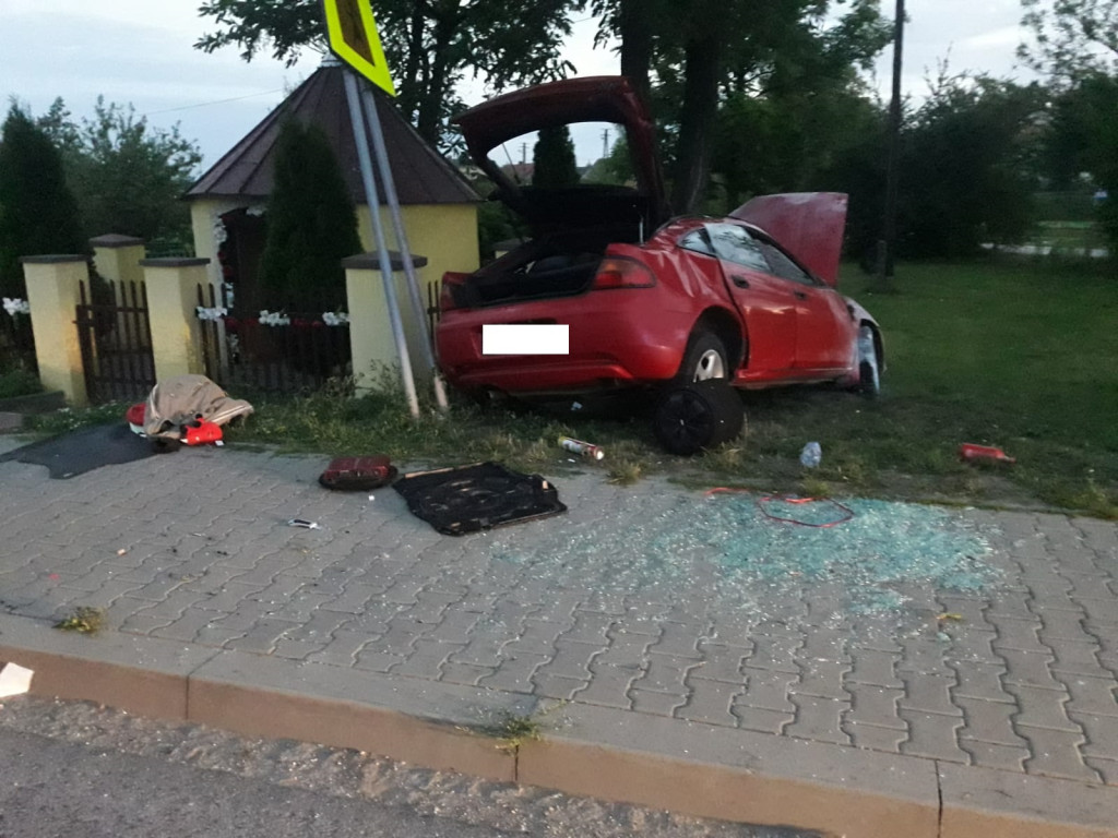 Wypadek z udziałem pijanego kierowcy! Dwie osoby poszkodowane [zdjęcia]