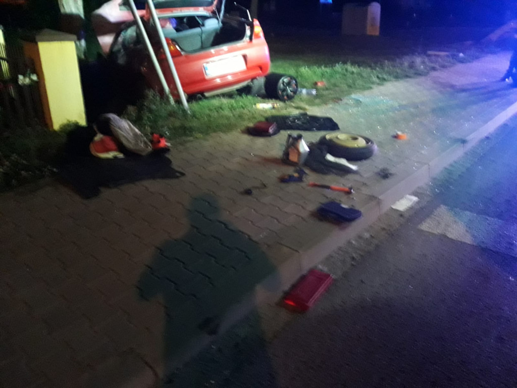 Wypadek z udziałem pijanego kierowcy! Dwie osoby poszkodowane [zdjęcia]