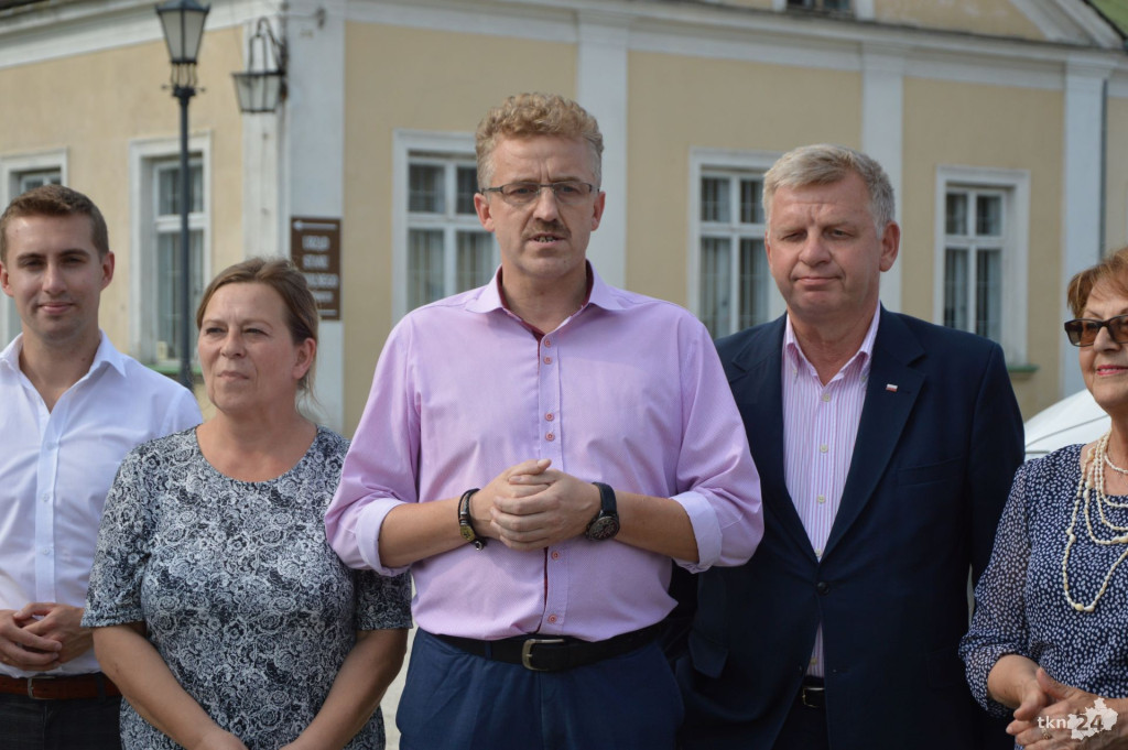 PiS-bus dotarł do Końskich. Spięcie burmistrza ze starostą  [wideo, zdjęcia]