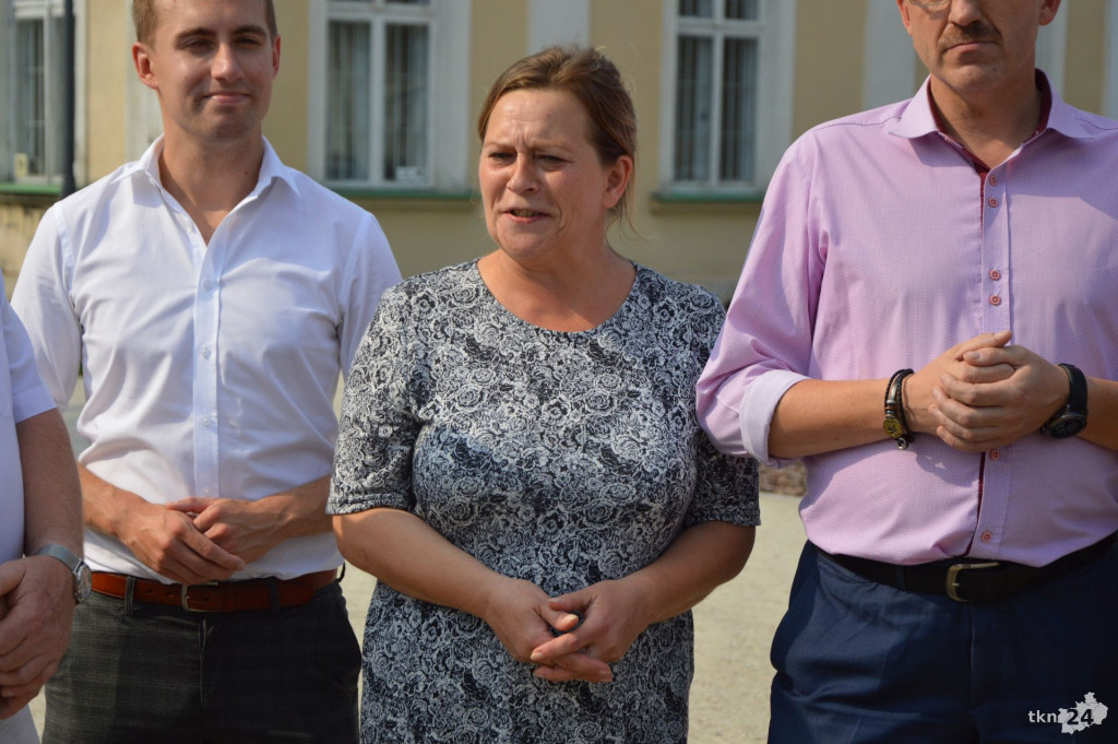 PiS-bus dotarł do Końskich. Spięcie burmistrza ze starostą  [wideo, zdjęcia]