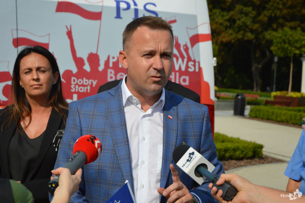 PiS-bus dotarł do Końskich. Spięcie burmistrza ze starostą  [wideo, zdjęcia]