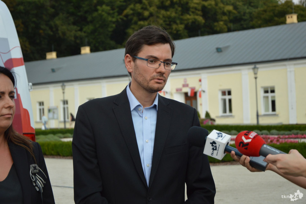 PiS-bus dotarł do Końskich. Spięcie burmistrza ze starostą  [wideo, zdjęcia]