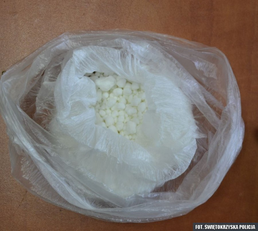 Odurzony kierowca zasnął w aucie przy skrzyżowaniu w Stąporkowie