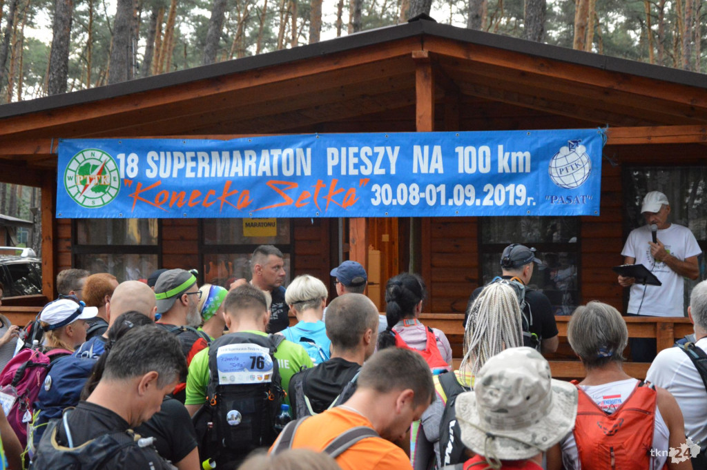 Prawie 130 osób maszeruje w koneckim maratonie [wideo, zdjęcia]
