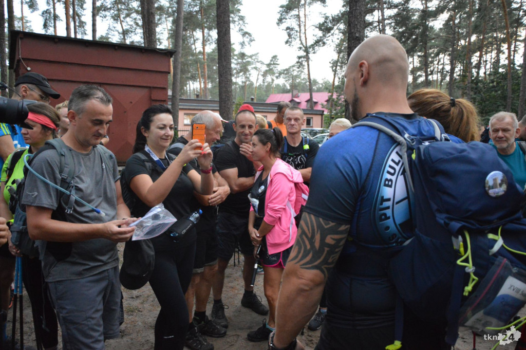 Prawie 130 osób maszeruje w koneckim maratonie [wideo, zdjęcia]