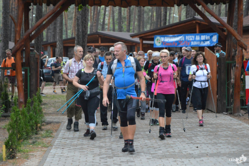 Prawie 130 osób maszeruje w koneckim maratonie [wideo, zdjęcia]