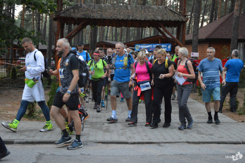 Prawie 130 osób maszeruje w koneckim maratonie [wideo, zdjęcia]