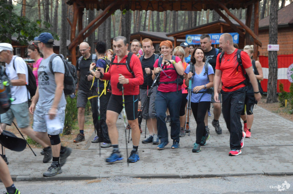 Prawie 130 osób maszeruje w koneckim maratonie [wideo, zdjęcia]