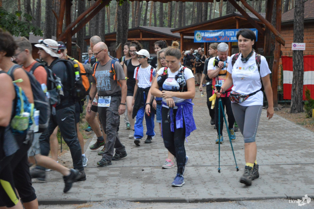 Prawie 130 osób maszeruje w koneckim maratonie [wideo, zdjęcia]