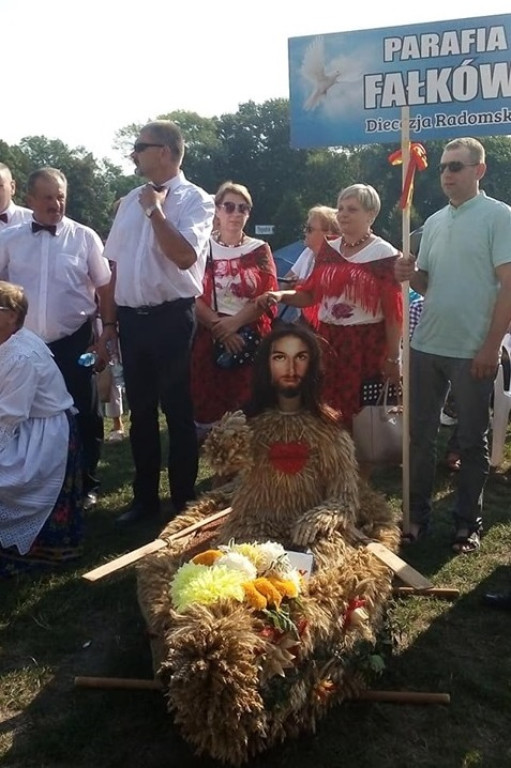 Niezwykły dożynkowy wieniec ze Skórnic reprezentował region w Częstochowie! [foto]