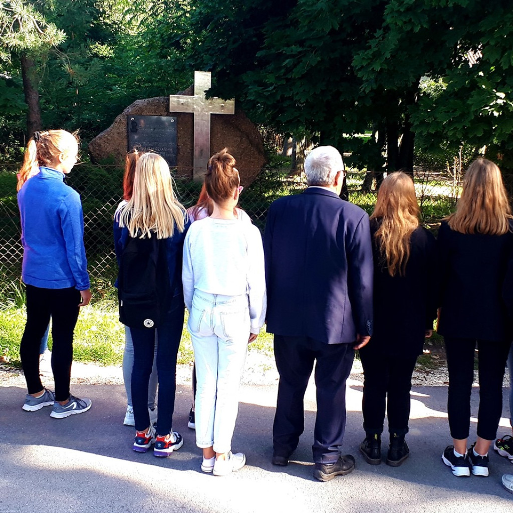 Uczniowie szkół podstawowych upamiętnili wojennych bohaterów [zdjęcia]