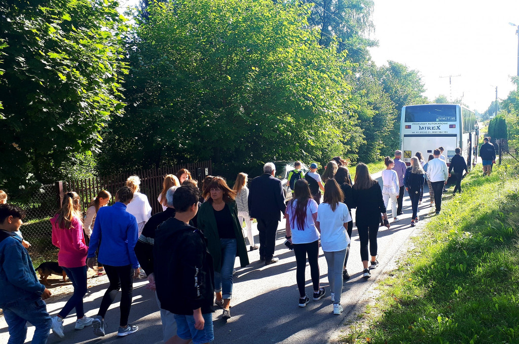 Uczniowie szkół podstawowych upamiętnili wojennych bohaterów [zdjęcia]