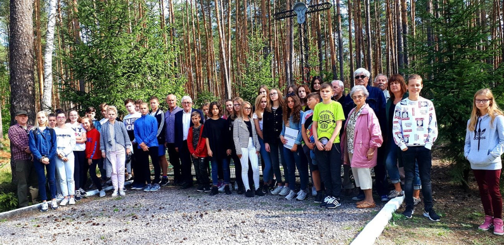 Uczniowie szkół podstawowych upamiętnili wojennych bohaterów [zdjęcia]
