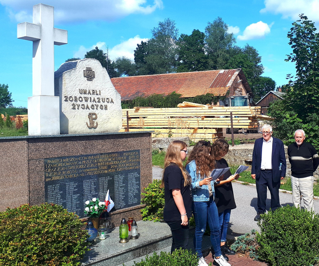 Uczniowie szkół podstawowych upamiętnili wojennych bohaterów [zdjęcia]