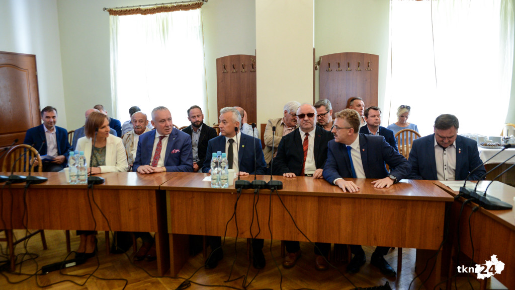 Drogi z dofinansowaniami. Wojewoda rozdała promesy [wideo, zdjęcia]