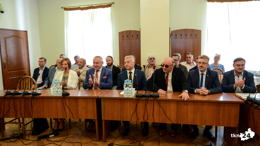 Drogi z dofinansowaniami. Wojewoda rozdała promesy [wideo, zdjęcia]