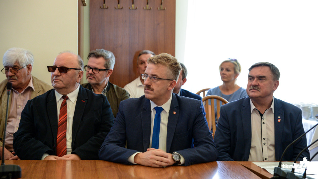 Drogi z dofinansowaniami. Wojewoda rozdała promesy [wideo, zdjęcia]