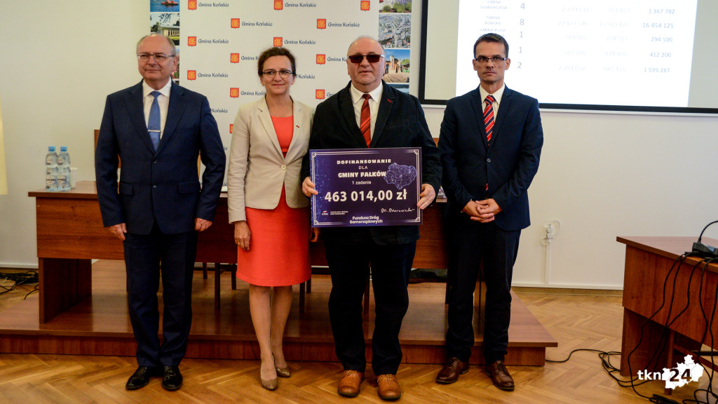 Drogi z dofinansowaniami. Wojewoda rozdała promesy [wideo, zdjęcia]