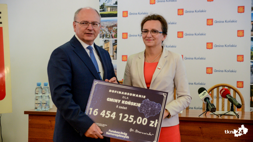 Drogi z dofinansowaniami. Wojewoda rozdała promesy [wideo, zdjęcia]