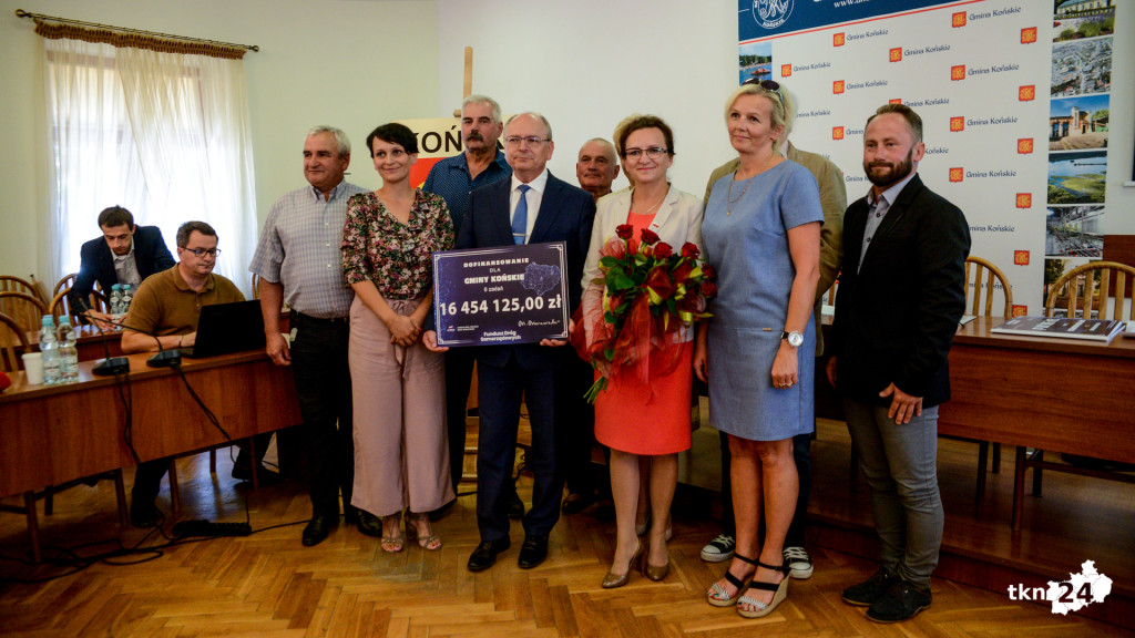 Drogi z dofinansowaniami. Wojewoda rozdała promesy [wideo, zdjęcia]