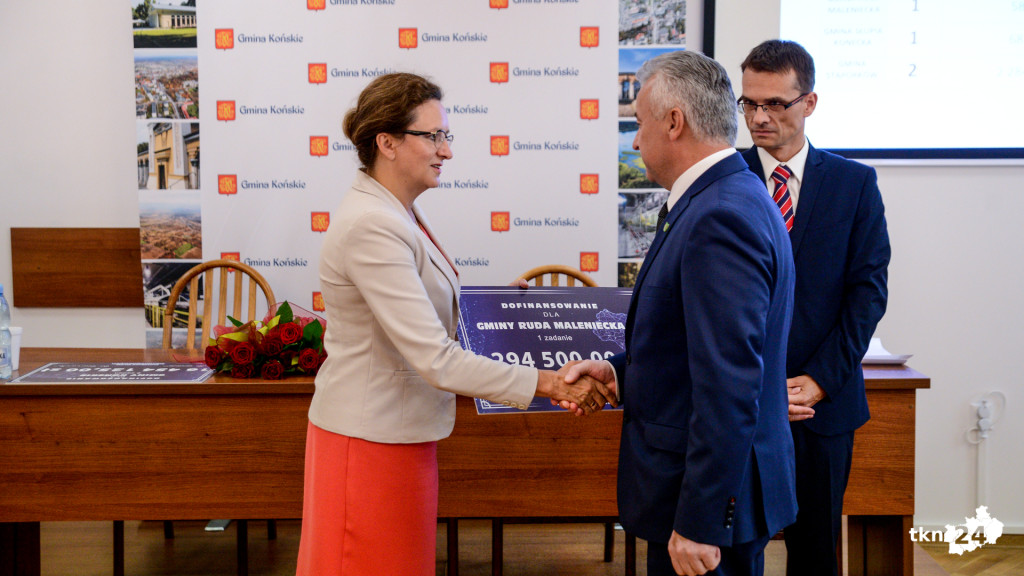 Drogi z dofinansowaniami. Wojewoda rozdała promesy [wideo, zdjęcia]