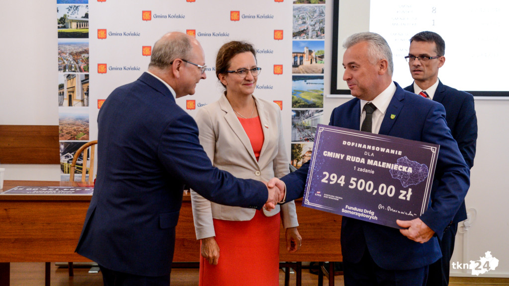 Drogi z dofinansowaniami. Wojewoda rozdała promesy [wideo, zdjęcia]